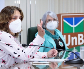 Reunião entre a Secretaria de Educação do DF (SEEDF) e a UnB. Na foto: a reitora da UnB Márcia Abrahão e a secretária de educação do DF Hélvia Paranaguá. Foto: Beto Monteiro/Ascom UnB. 06/05/2022